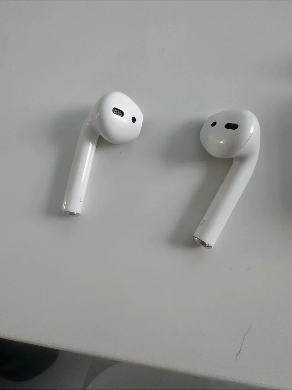 Apple White AirPods with Charging Case (A2031)